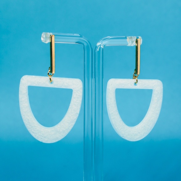 Handmade Earrings - Open Shape Resin Earrings - Shimmer White - NEW - Picture 1 of 3